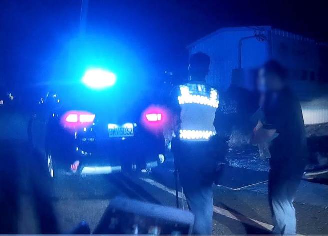 民眾眼睛误沾化学药剂，云林县虎尾警员跨县即刻救援。（虎尾警分局提供／张朝欣云林传真）