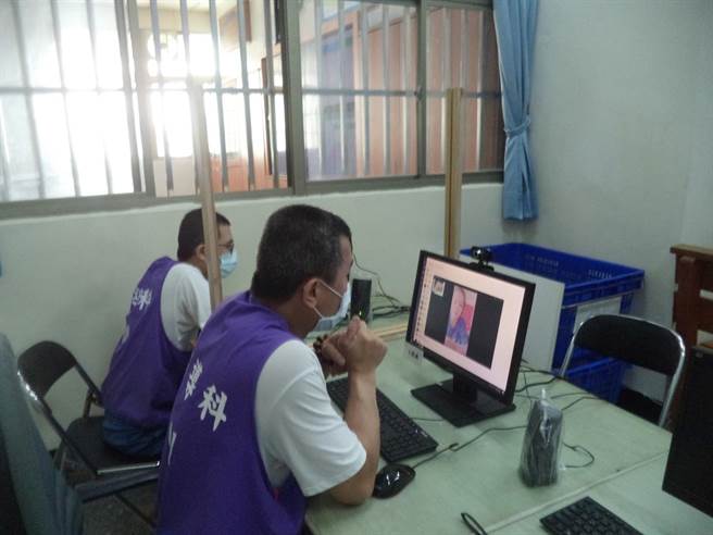 苗栗看守所因疫情停止收容人会面，另开放视讯安抚收容人情。（苗栗看守所提供／谢明俊苗栗传真