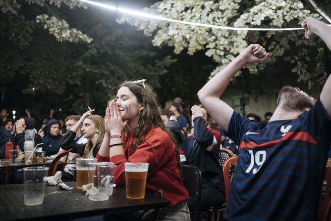 法國防疫政策首席醫療顧問警告，該國很可能會出現第4波新冠疫情。圖為法國民眾觀看歐洲國家盃比賽。（圖／美聯社）