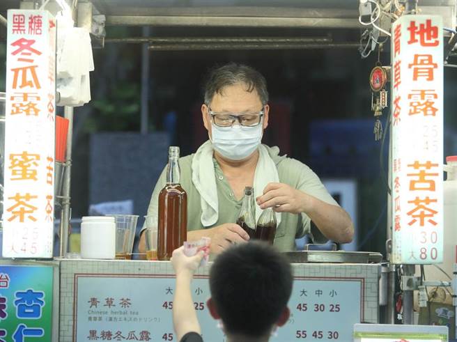 受新冠肺炎疫情波及而停止營業的北市寧夏夜市29日起微解封，台北市長柯文哲30日表示，夜市本來就不在中央管制的11類場所，北市府開放復業也不是漫無標準，甚至北市府下一步也開始考慮，讓這些夜市攤商優先打疫苗，圖為寧夏夜市攤商工作情形。（張鎧乙攝）
