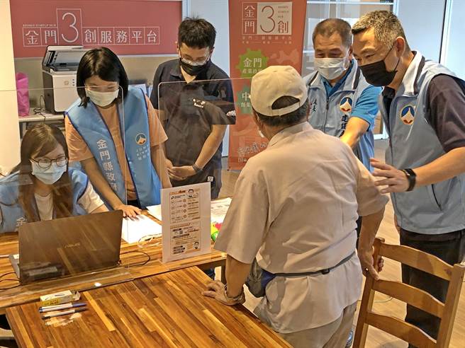 楊鎮浯縣長關心鄉親的權益，今天赴紓困諮詢了解作業情況。（李金生攝）