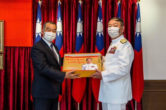 國防部長邱國正送參謀總長黃曙光政績輯影冊等各類紀念品。軍聞社提供