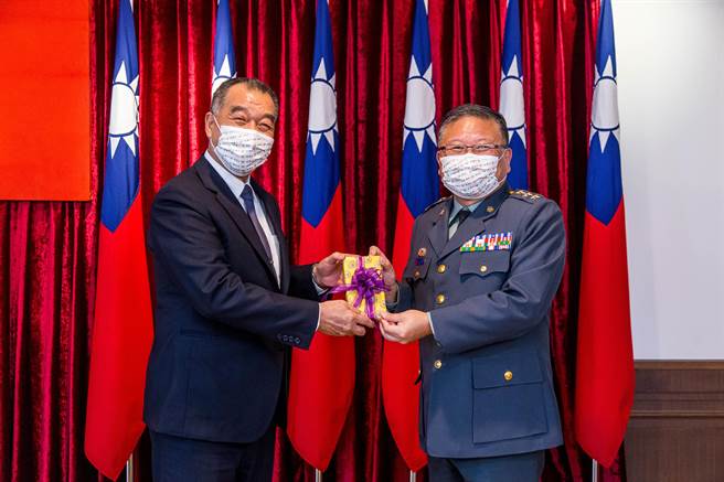 國防部長邱國正送副部長張冠群政績輯影冊等各類紀念品。軍聞社提供