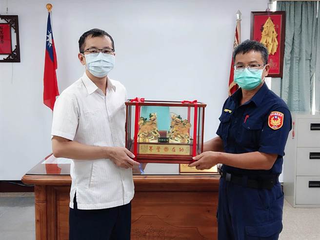 云林县北港警分局陈博伟（右）奉献40余载退休，同事以防疫视讯会议代替欢送会。（北港警分局提供／张朝欣云林传真）