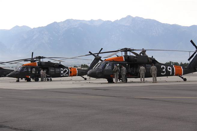 在歷史性热浪侵袭下，美国迎来森林野火易发的季节。图为美犹他州国民兵黑鹰直升机准备支援野火控制行动。（图／DVIDS）