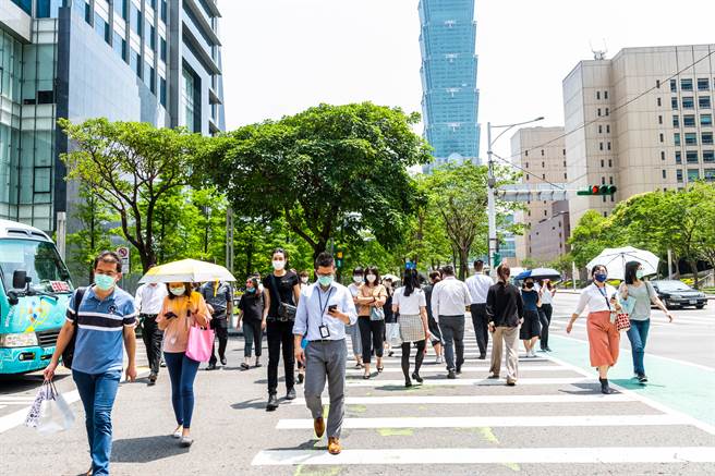 中央氣象局表示，明天（7月1日）開始，正式進入盛夏，隨著太平洋高壓勢力興起，各地轉為晴到多雲，午後有短暫雷陣雨的天氣。(圖/Shutterstock)
