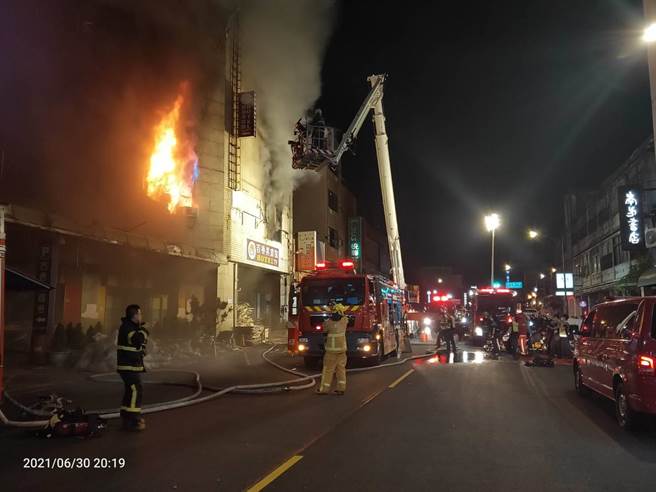 彰化地标乔光大楼失火。（彰化踢爆网／吴敏菁彰化传真）　