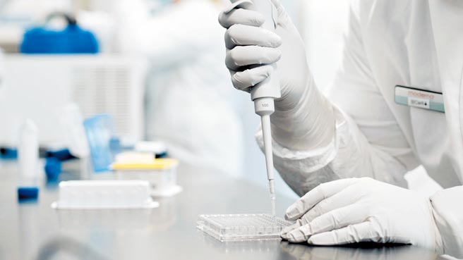 中央流行疫情指挥中心证实，国卫院将向美国莫德纳争取授权生产mRNA新冠疫苗。图为莫德纳实验室研究人员工作的画面。（路透）