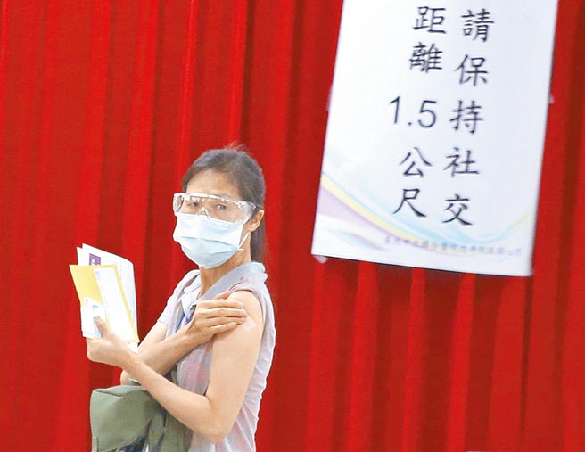 国民党立委洪孟楷表示，目前施打的疫苗没一支是原产国原厂制造，都是别国代工，对于民间捐赠政府却耍官威说需原厂、搞双重标准。图为民眾接种疫苗情形。（范扬光摄）