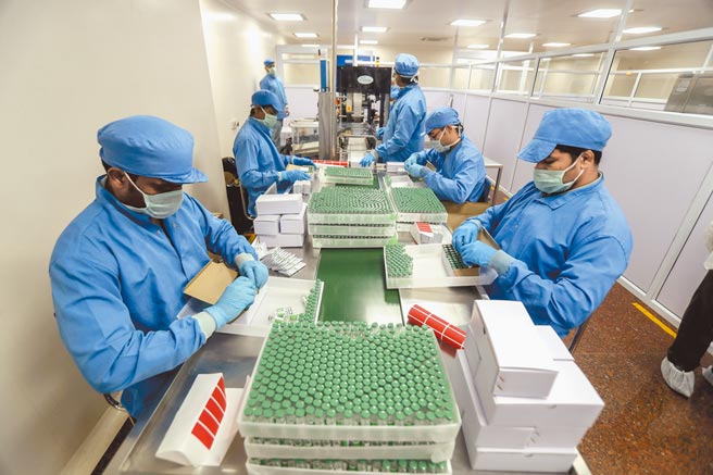 日本捐赠台湾AZ疫苗是由日本代工生产，而且尚未列入WHO的紧急使用清单（EUL），国民党立委李德维质疑可能有人刻意隐匿。图为外国代工生产新冠疫苗情形。（美联社）