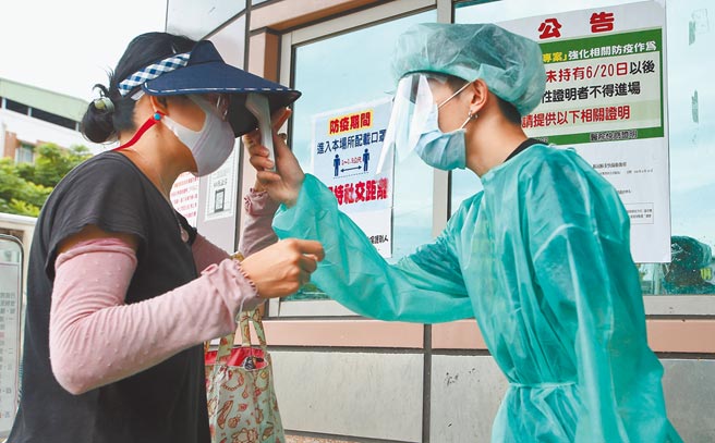 美國媒體公布6月各國「新冠韌性排名」，台灣雪崩式暴跌到44名，指揮中心副指揮官陳宗彥昨說是剛好碰到國內疫情爆發。圖為29日台北市濱江市場，進入都需嚴格執行實聯制及量體溫。(陳俊吉攝)