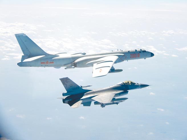 绿营「口译哥」赵怡翔与蓝营的「口译哥」黄裕钧跨党派联手投书美国外交杂志《国家利益》（The National Interest），呼吁国际社会能够重视共机扰台问题。图前为空军F-16战机监控共军轰六。（国防部提供）