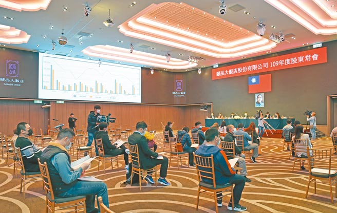 上市柜公司股东会将延至7、8月召开，防疫措施成为重点。图为饭店业在座位规画上，採相距1公尺的「梅花座」座位分隔，将间距拉开。（云朗集团提供）