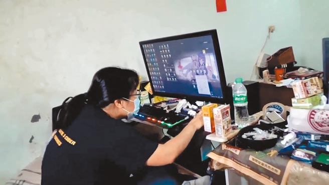 仅国中毕业的许嫌，以「撞库」手法攻击电商网站，警方当场在他电脑中查获攻击网站的数位证据。（翻摄照片／林郁平台北传真）