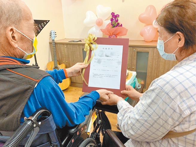 65歲罹患大腸癌末期張姓男子，在門諾醫院協助下，終於和陪伴自己多年的女友完成人生大事。（門諾醫院提供／羅亦晽花蓮傳真）