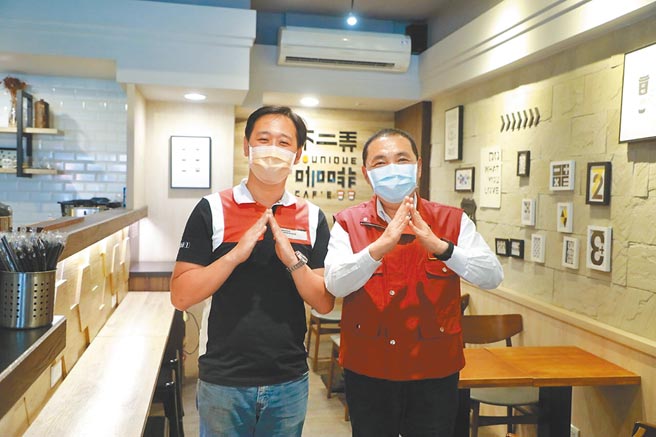 新北市长侯友宜29日上午前往新庄区不二弄咖啡感谢老板号召助弱势，肯定店家对社会付出的正向力量。（新北市新闻局提供／叶书宏新北传真）