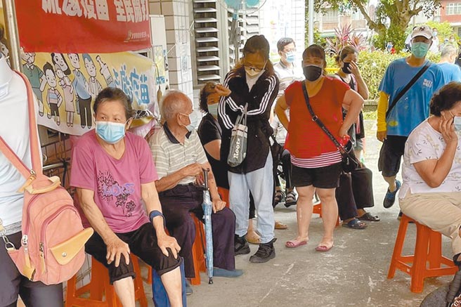 受到Delta病毒在屏东群聚感染影响，宜兰县长者施打疫苗数暴增，28日苏澳镇卫生所外排满等打疫苗的人潮。（读者提供／李忠一宜兰传真）