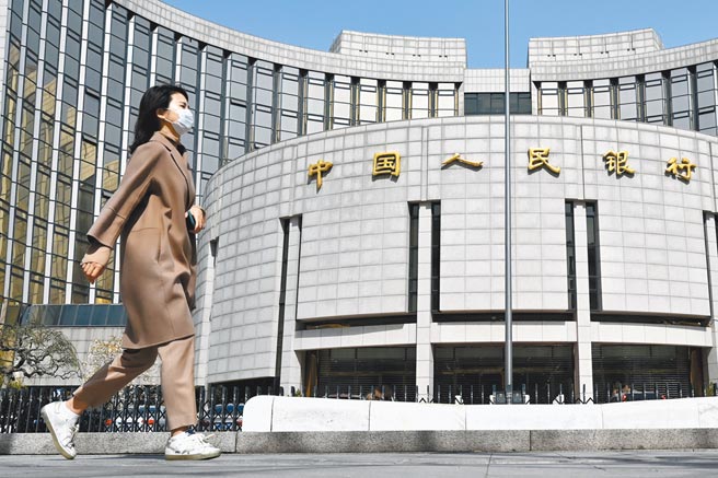 中國人民銀行（大陸央行）貨幣政策委員會近日召開2021年第2季度例會，分析國內外經濟金融形勢，並再次強調要靈活精準實施貨幣政策，推動實際貸款利率進一步降低等。圖為民眾行經中國人民銀行。（中新社）