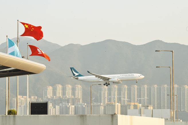 为防止Delta变种病毒，香港自7月1日起，禁止英国航班抵港，等同单向断航。图为香港国泰航空飞机准备降落。（中新社）