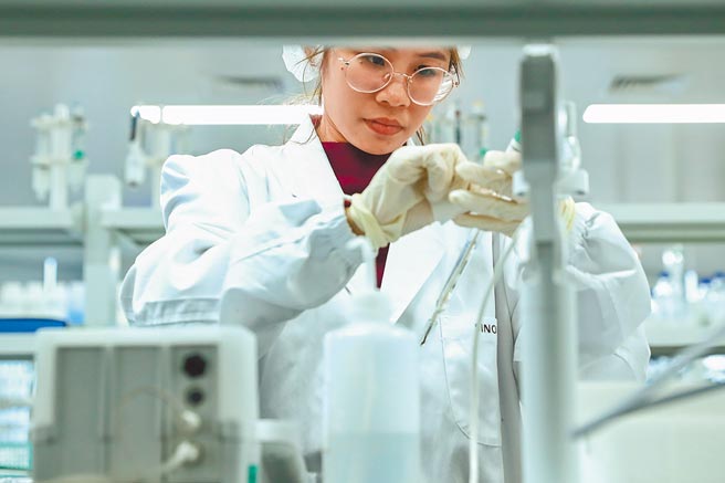 大陆28日新增新冠确诊病例18例，均为境外输入病例，其中福建省厦门市有1例输入病例来自台湾。（新华社）