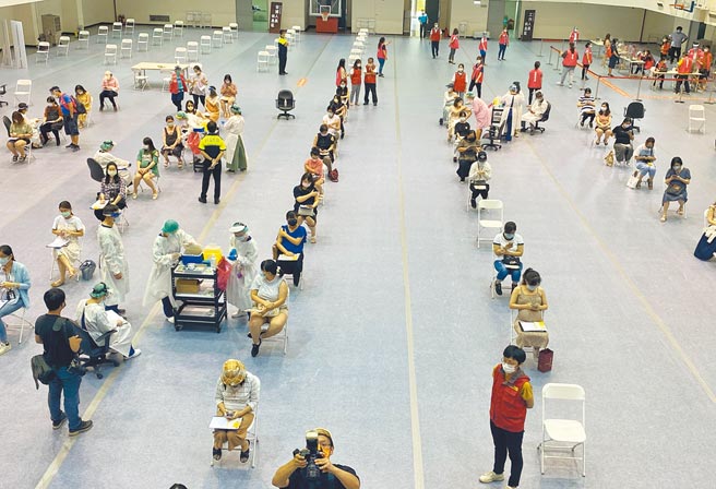 新竹市7月2日將再續打1至6類含孕婦以及第8類73歲以上長者等對象，不過第7類人員因造冊名單還未核撥通知，要再等等。（陳育賢攝）