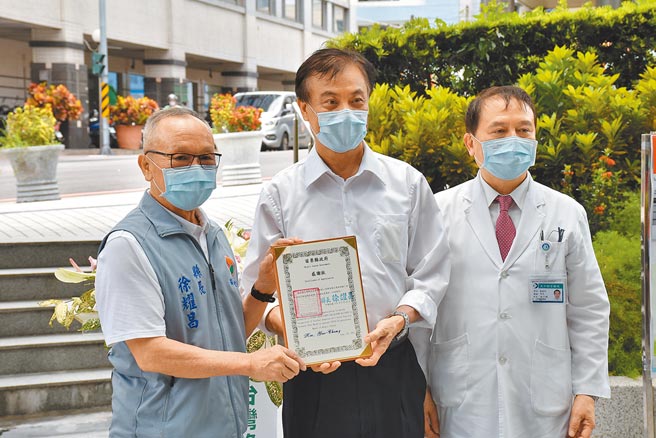 前立法院長蘇嘉全29日上午代表綠色立委聯盟捐贈大型篩檢艙給苗栗縣政府，由縣長徐耀昌代表受贈。（謝明俊攝）