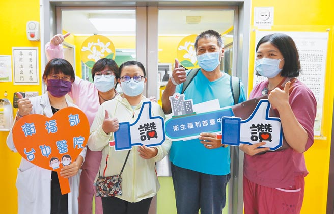 台中北屯家庭群聚案中一度重症的李家大兒子（右二）經近一個月搶救治療，日前抗「疫」成功出院，妻子特別到醫院接他返家。（台中醫院提供／馮惠宜台中傳真）