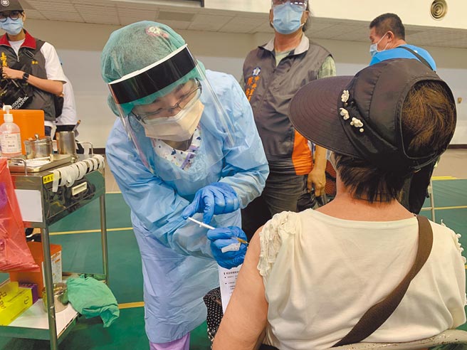 28日再傳嘉義市一名59歲長期洗腎婦人接種AZ疫苗後死亡事件，也因AZ疫苗不良反應頻傳，即將打開的莫德納特別搶手，市府29日一早開放民眾線上預約，3個小時7700劑全數預約額滿。（本報資料照片）