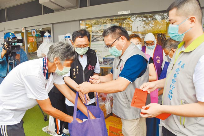 嘉義市虎爺會行善團、嘉義城隍廟和嘉義市愛鄉慈善會29日一同捐贈物資和禮券給街友。（呂妍庭攝）