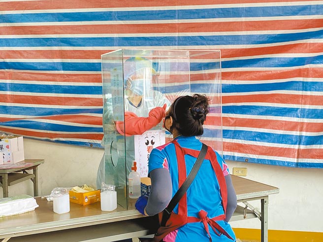 针对安南区家族群聚，台南市政府28日起一连3天在安西自办重画区免费公有停车场、安南果菜市场设立筛检站，昨天2站共1711人接受筛检。（曹婷婷摄）