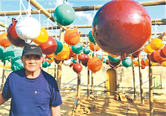澎湖90歲「浮球達人」趙長壽化腐朽變神奇，用一雙手、一顆赤子之心彩繪新人生。（陳可文攝）
