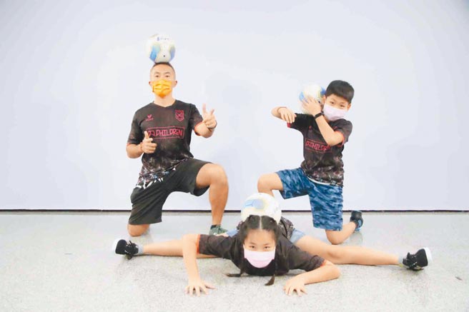 高市运发局推出「宅运动」短片，鼓励民眾多运动活络筋骨。（高市运发局提供／柯宗纬高雄传真）