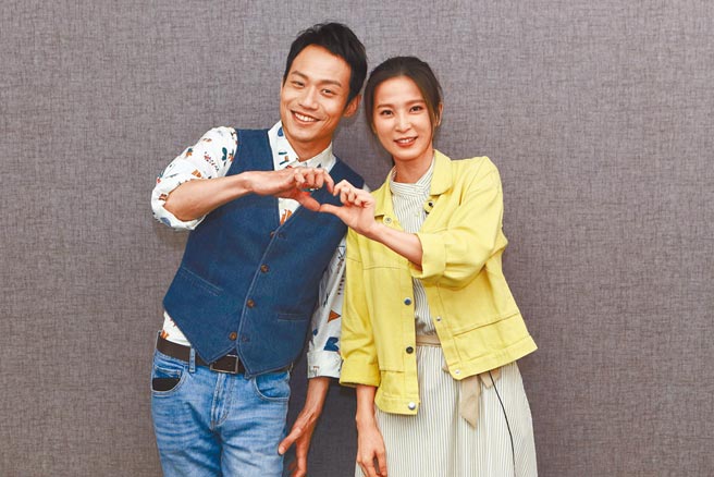 张哲豪（左）在《黄金岁月》与楚宣配对演出。（民视提供）