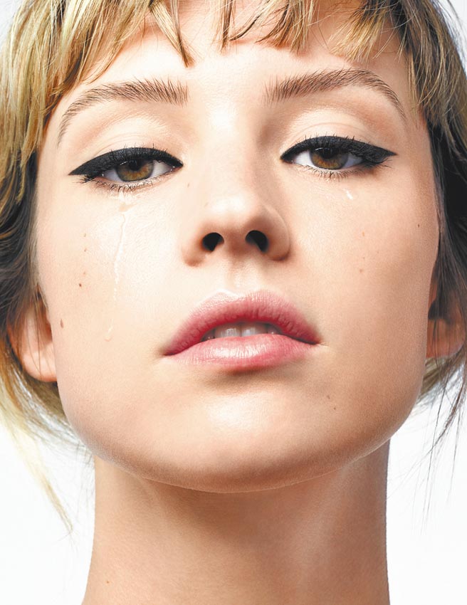 香奈兒眼妝系列形象代言人安琪兒。（香奈兒提供）