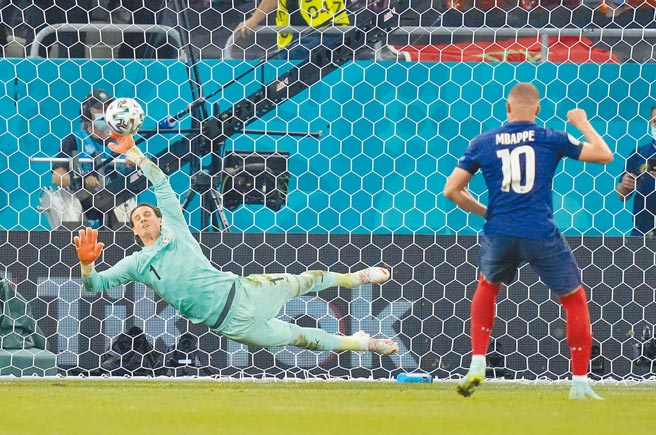 法國前鋒姆巴佩（右）在PK戰操刀第5點，不幸被瑞士門將索默封出。（美聯社）