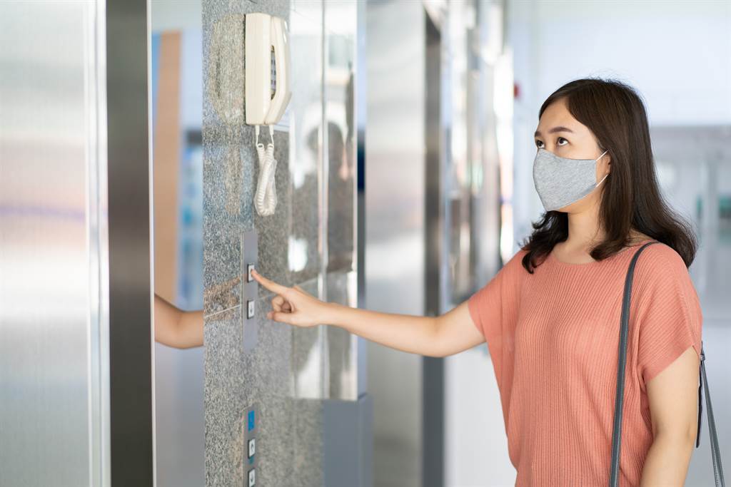 新冠病毒殘留在電梯內，若沒有戴口罩恐染疫。（圖／示意圖，達志影像）