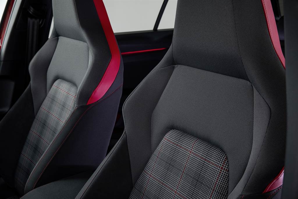 Golf 8 GTI在車室同樣展現跑格靈魂，首次導入Vienna真皮跑車型座椅附駕駛座電動調整、雙前座通風加熱等功能。