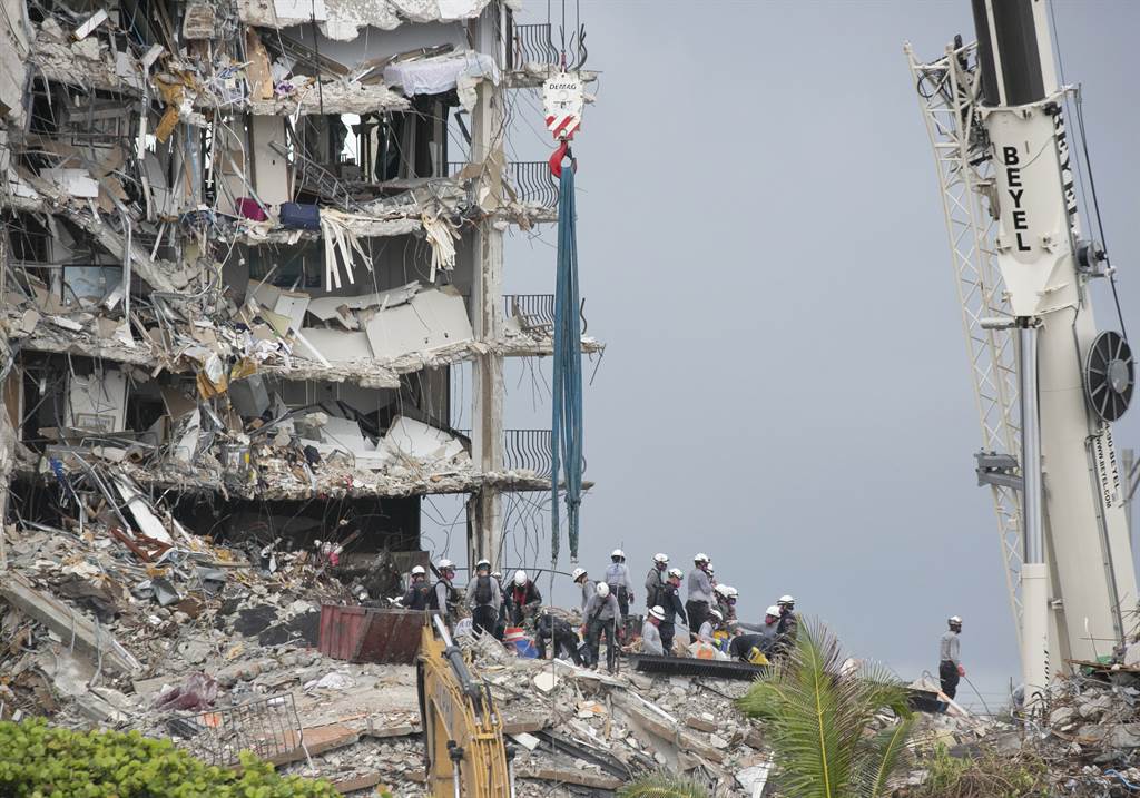 香普兰大厦南栋坍塌已确认有18人不幸丧生，另外147人下落不明。（图／美联社）(photo:ChinaTimes)