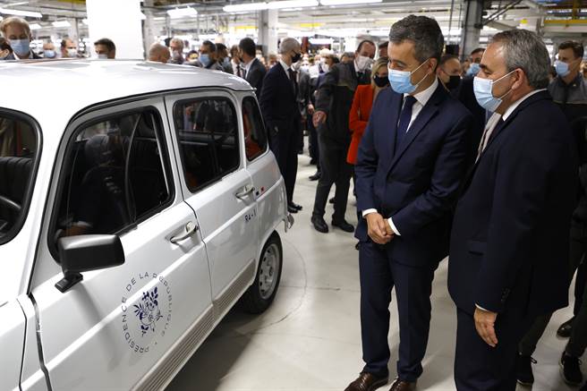 根据研究，由于全球半导体市场持续成长，未来几年欧洲对亚洲晶片的依赖度将不减反增。图为法国内政部长达马南参观雷诺电动车。（图／美联社）