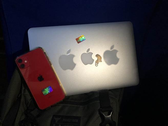 官方要求媒体携带的苹果电脑必须「贴标」后才能放行。（许依晨摄）