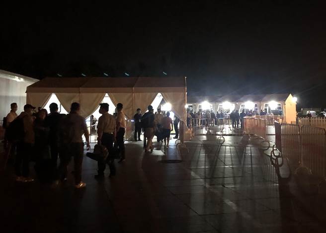 图为媒体凌晨接受安检。（许依晨摄）