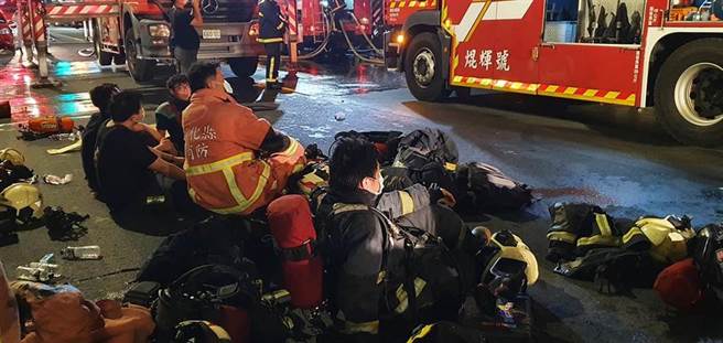 昨（30日）夜7时52分，彰化知名地标「乔友大楼」大火酿4死18伤惨剧，稍早有死者家属抵达现场招魂，对焦黑现场向亲友喊话，掷3次筊才掷到圣杯，画面引人鼻酸。（彰化踢爆网／吴敏菁彰化传真）