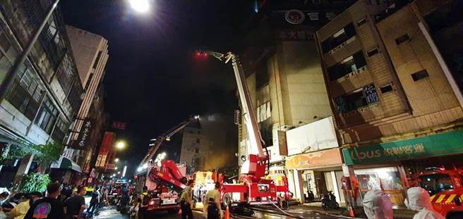 昨（30日）夜7时52分，彰化知名地标「乔友大楼」惊传大火，酿4死18伤惨剧。（彰化踢爆网／吴敏菁彰化传真）