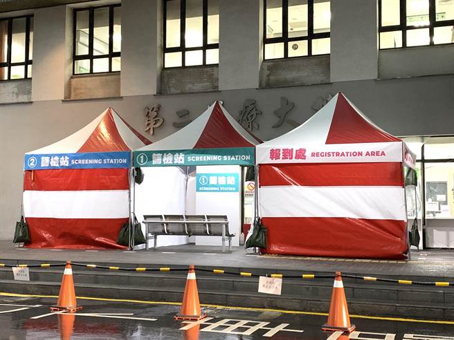 奇美医学中心规画3处筛检站，让不同属性需求的族群分流预约，分舱接受PCR检测。(奇美医学中心提供／曹婷婷台南传真)