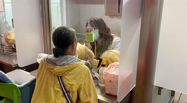 奇美医学中心落实分流分地，替住院及陪病者进行PCR检测。(奇美医学中心提供／曹婷婷台南传真)