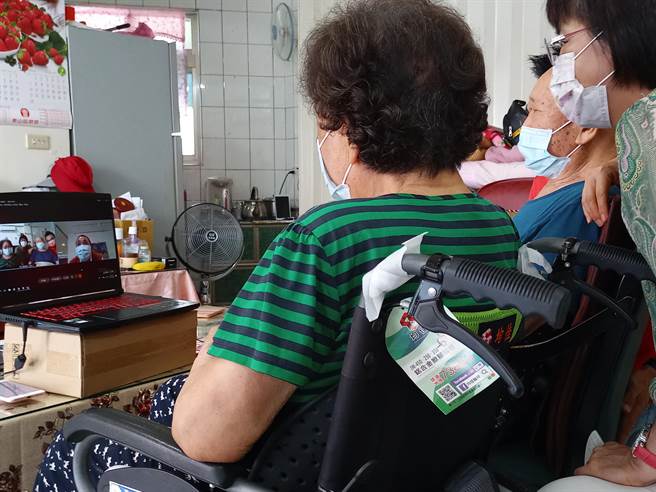 阿公阿嬤和侯友宜視訊。（圖／新北市政府提供）