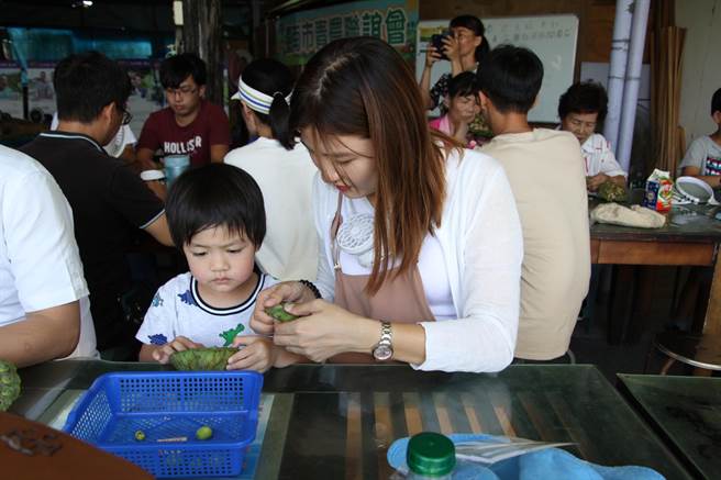 將軍山農場以往的剝蓮子實作課程（如圖），本周六將首次搬到線上進行。（將軍山農場提供／張毓翎台南傳真）