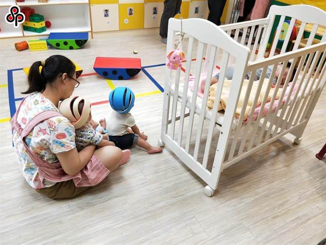 新冠肺炎传染力强，小朋友也逃不过，小儿科医师也提醒父母务必注意这些症状，免得宝贝染疫了都不知。（本报资料照片）