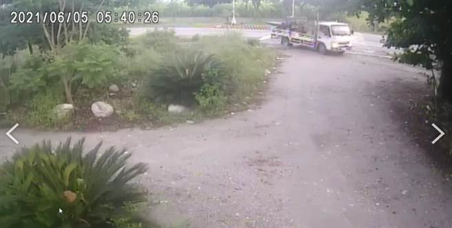 林姓瓜农因无法依约交付盘商货量，上月5日清晨指示员工进场採收数百颗西瓜，完成装箱后，分别由货运车载往外县市。（警方提供／罗亦晽花莲传真）