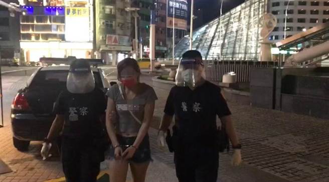 陳姓女子從事公仔網拍，因疫情收入不穩，前往美髮店求職，巧遇警方，被查出是通緝犯就逮。（翻攝照片／石秀華高雄傳真）